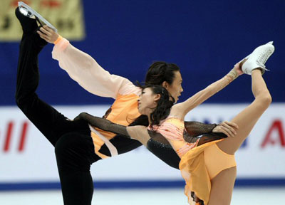 6일 오후 중국 베이징 수도체육관에서 열린 2008-2009 국제빙상경기연맹(ISU) 시니어 피겨스케이팅 그랑프리 3차 대회 '컵 오브 차이나' 페어 쇼트프로그램 경기에서 팡칭-통지안이 환상의 연기를 펼치고 있다. 