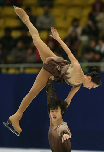   6일 오후 중국 베이징 수도체육관에서 열린 2008-2009 국제빙상경기연맹(ISU) 시니어 피겨스케이팅 그랑프리 3차 대회 '컵 오브 차이나' 페어 쇼트프로그램 경기에서 중국의 장유에-왕레이가 환상의 연기를 펼치고 있다. 