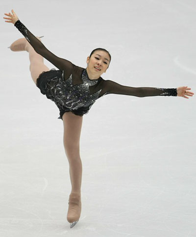  '피겨 퀸' 김연아가 6일 오후 중국 베이징 수도체육관에서 열린 2008-2009 국제빙상경기연맹(ISU) 시니어 피겨스케이팅 그랑프리 3차 대회 '컵 오브 차이나' 여자 싱글 쇼트프로그램에서 우아한 스파이럴 연기를 펼치고 있다. 