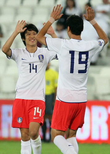 14일 오후 7시(한국시간 15일 새벽 1시) 카타르 도하 알 사드 스타디움에서 열린 축구국가대표팀과 카타르의 평가전에서 이청용이 첫골을 넣은 후 기뻐하고 있다.
 