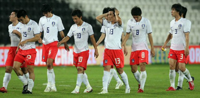 14일 오후 7시(한국시간 15일 새벽 1시) 카타르 도하 알 사드 스타디움에서 열린 축구국가대표팀과 카타르의 평가전에서 1:1 무승부로 경기가 끝난 후 선수들이 퇴장하고 있다. 
 