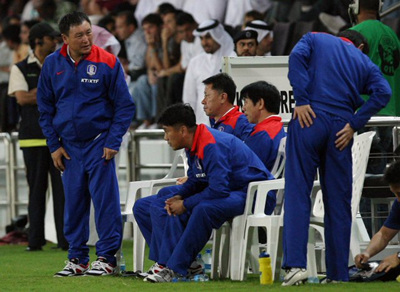 14일 오후 7시(한국시간 15일 새벽 1시) 카타르 도하 알 사드 스타디움에서 열린 축구국가대표팀과 카타르의 평가전에서 1:1 무승부로 경기가 끝난 후 대표팀 코치진이 아쉬워하고 있다. 