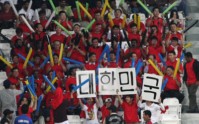 14일 오후 7시(한국시간 15일 새벽 1시) 카타르 도하 알 사드 스타디움에서 열린 축구국가대표팀과 카타르의 평가전에서 한국 근로자및 교민들이 대표팀을 응원하고 있다.
 