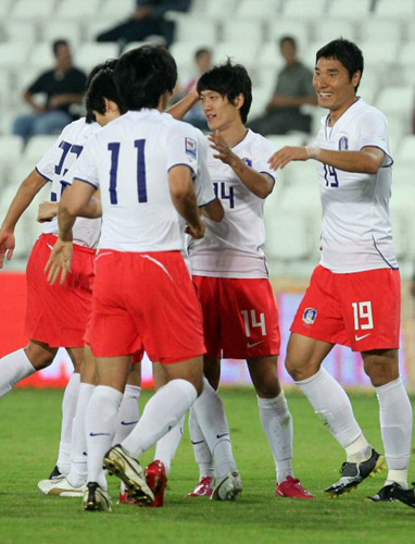 14일 오후 7시(한국시간 15일 새벽 1시) 카타르 도하 알 사드 스타디움에서 열린 축구국가대표팀과 카타르의 평가전에서 이청용이 첫골을 넣은 후 동료들이 축하해주고 있다. 
 