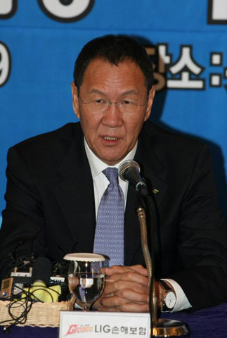 18일 오전 서울 소공동 롯데호텔에서 열린 '2008∼2009 남자 프로배구 미디어데이' 행사에서 박기원 LIG손해보험 감독이 기자들의 질문에 답하고 있다. 