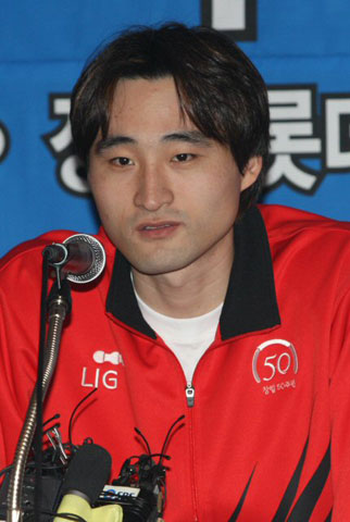 19일 오전 서울 소공동 롯데호텔에서 열린 '2008∼2009 남자 프로배구 미디어데이' 행사에서 LIG손해보험 이경수가 취재진의 질문에 답변하고 있다. 