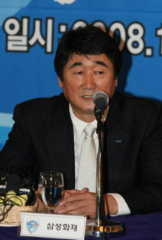 18일 오전 서울 소공동 롯데호텔에서 열린 '2008∼2009 남자 프로배구 미디어데이' 행사에서 신치용 삼성화재 감독이 기자들의 질문에 답하고 있다. 