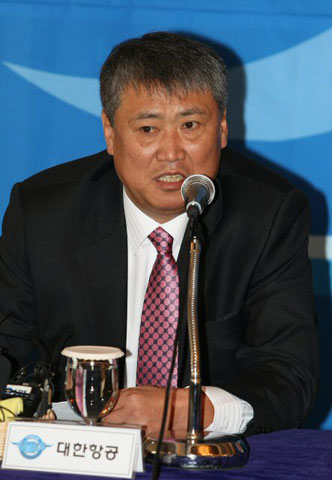 18일 오전 서울 소공동 롯데호텔에서 열린 '2008∼2009 남자 프로배구 미디어데이' 행사에서 진준택 대한항공 감독이 기자들의 질문에 답하고 있다. 