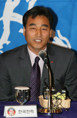 18일 오전 서울 소공동 롯데호텔에서 열린 '2008∼2009 남자 프로배구 미디어데이' 행사에서 공정배 한국전력 감독이 기자들의 질문에 답하고 있다. 