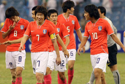 20일(한국시간) 사우디아라비아 리야드의 킹파드 스타디움에서 열린 2010 남아프리카공화국 월드컵 아시아지역 최종예선 3차전 대한민국-사우디아라비아 경기에서 박지성, 이영표, 박주영 등 한국 선수들이 2대0 완승을 거둔 후 기뻐하고 있다. 