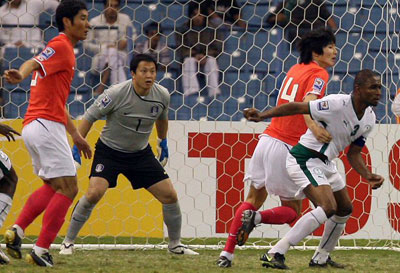 20일(한국시간) 사우디아라비아 리야드의 킹파드 스타디움에서 열린 2010 남아프리카공화국 월드컵 아시아지역 최종예선 3차전 대한민국-사우디아라비아 경기에서 이운재 골키퍼 등 한국 선수들이 수비를 하고 있다. 