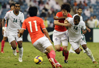 20일(한국시간) 사우디아라비아 리야드의 킹파드 스타디움에서 열린 2010 남아프리카공화국 월드컵 아시아지역 최종예선 3차전 대한민국-사우디아라비아 경기에서 한국 박지성(오른쪽 두번째)이 상대 선수와 볼다툼을 벌이고 있다. 