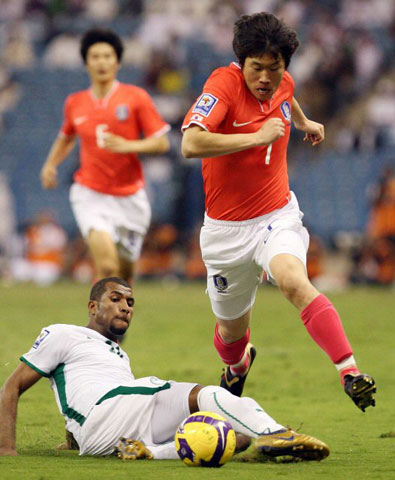 20일(한국시간) 사우디아라비아 리야드의 킹파드 스타디움에서 열린 2010 남아프리카공화국 월드컵 아시아지역 최종예선 3차전 대한민국-사우디아라비아 경기에서 한국 박지성이 상대 태클을 피해 돌파를 시도하고 있다. 