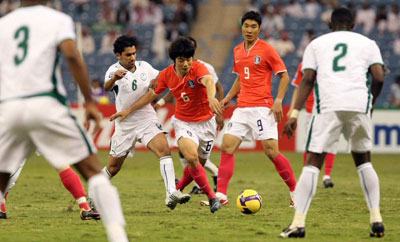 20일(한국시간) 사우디아라비아 리야드의 킹파드 스타디움에서 열린 2010 남아프리카공화국 월드컵 아시아지역 최종예선 3차전 대한민국-사우디아라비아 경기에서 한국 기성용(가운데)이 상대 선수들 사이로 드리블을 하고 있다. 