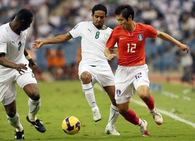 20일(한국시간) 사우디아라비아 리야드의 킹파드 스타디움에서 열린 2010 남아프리카공화국 월드컵 아시아지역 최종예선 3차전 대한민국-사우디아라비아 경기에서 한국 이영표(오른쪽)가 상대 선수들과 볼다툼을 벌이고 있다. 