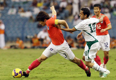 20일(한국시간) 사우디아라비아 리야드의 킹파드 스타디움에서 열린 2010 남아프리카공화국 월드컵 아시아지역 최종예선 3차전 대한민국-사우디아라비아 경기에서 한국 박지성(왼쪽)이 상대 수비를 따돌리고 돌파를 시도하고 있다. 
