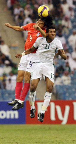 20일(한국시간) 사우디아라비아 리야드의 킹파드 스타디움에서 열린 2010 남아프리카공화국 월드컵 아시아지역 최종예선 3차전 대한민국-사우디아라비아 경기에서 한국 조용형(왼쪽)이 사우디 하자지와 볼다툼을 하고 있다. 