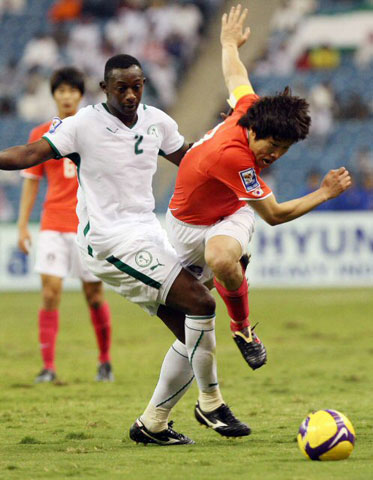 20일(한국시간) 사우디아라비아 리야드의 킹파드 스타디움에서 열린 2010 남아프리카공화국 월드컵 아시아지역 최종예선 3차전 대한민국-사우디아라비아 경기에서 한국 박지성이 상대 수비를 뚫고 있다. 