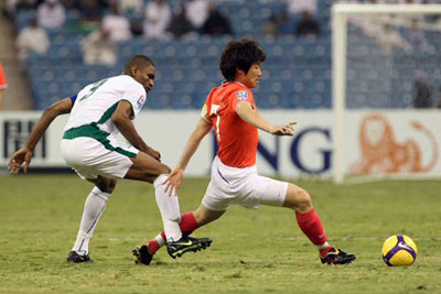20일(한국시간) 사우디아라비아 리야드의 킹파드 스타디움에서 열린 2010 남아프리카공화국 월드컵 아시아지역 최종예선 3차전 대한민국-사우디아라비아 경기에서 한국 박지성(오른쪽)이 상대 선수를 제치고 드리블을 하고 있다. 