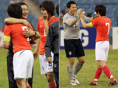 20일(한국시간) 사우디아라비아 리야드의 킹파드 스타디움에서 열린 2010 남아프리카공화국 월드컵 아시아지역 최종예선 3차전 대한민국-사우디아라비아 경기에서 2대0 완승을 거둔 한국 허정무 감독(사진 왼쪽)과 이운재 골키퍼(사진 오른쪽)가 주장 박지성과 함께 기뻐하고 있다. 