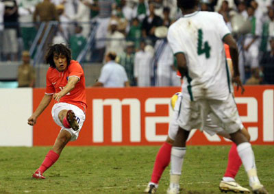 20일(한국시간) 사우디아라비아 리야드의 킹파드 스타디움에서 열린 2010 남아프리카공화국 월드컵 아시아지역 최종예선 3차전 대한민국-사우디아라비아 경기에서 한국 박주영(왼쪽)이 팀의 두번째 골을 성공시키고 있다. 