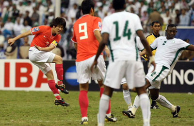 20일(한국시간) 사우디아라비아 리야드의 킹파드 스타디움에서 열린 2010 남아프리카공화국 월드컵 아시아지역 최종예선 3차전 대한민국-사우디아라비아 경기에서 한국 박지성(왼쪽)이 상대 수비를 피해 슛을 시도하고 있다. 