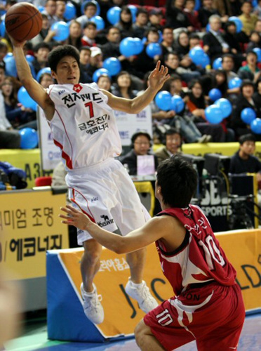 28일 인천 삼산체육관에서 열린 프로농구 인천 전자랜드-창원 LG의 경기에서 전자랜드 정선규(왼쪽)가 공을 살려내고 있다. 오른쪽은 이현민.
 