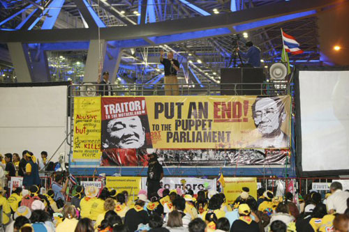 28일 태국 방콕 수완나품 공항에서 반정부 시위대가 내각 퇴진을 요구하며 점거농성을 벌이고 있다. 