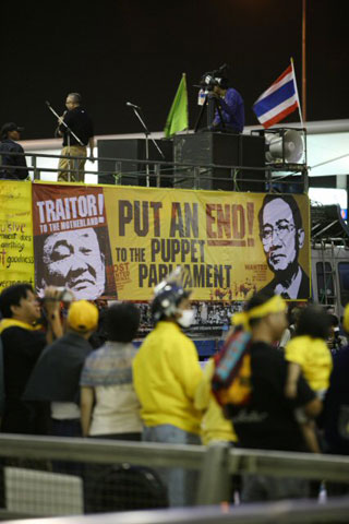 28일 태국 방콕 수완나품 공항에서 반정부 시위대가 내각 퇴진을 요구하며 점거농성을 벌이고 있다. 