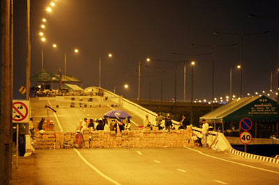 28일 태국 방콕 수완나품 공항 인근 도로를 막은 반정부 시위대가 내각 퇴진을 요구하며 점거농성을 벌이고 있다. 