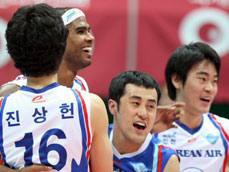 대한항공, 삼성화재 넘고 전승 환호 