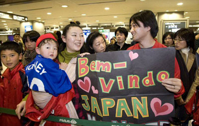 15일(한국시간) 일본 나리타 공항에 맨유팬들이 나와 맨유 입국을 환영하고 있다. 