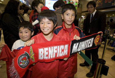 15일(한국시간) 일본 나리타 공항에 어린이들이 ‘맨유 머플러’를 들고 나와 맨유 선수들의 입국을 환영하고 있다. 
