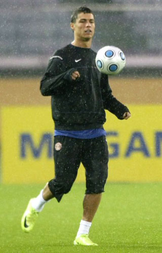 FIFA 클럽월드컵에 참가한 잉글랜드 프로축구 프리미어리그 맨체스터 유나이티드 간판 골잡이 크리스티아누 호날두가 17일 일본 요코하마에서 팀 훈련을 하고 있다. 
