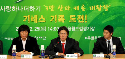 홍명보 장학재단이 주최하는 자선축구 'SHARE THE DREAM FOOTBALL MATCH 2008'을 앞두고 22일 서울 신문로 축구회관에서열린 기자회견에서 홍명보 이사장이 기자들의 질문에 답하고 있다. 
