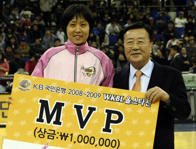   3일 부천실내체육관에서 열린 여자프로농구 올스타전에서 MVP에 선정된 국민은행 변연하가 김원길 한국여자농구연맹 총재와 기념촬영을 하고 있다. 
 