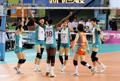 GS칼텍스 선수들이 4일 천안 유관순체육관에서 열린 2008-2009 프로배구 V-리그 여자부 흥국생명과의 경기에서 풀세트 접전 끝에 승리를 거둔 뒤 기뻐하고 있다.
 