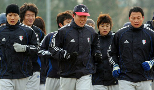 차범근 수원 삼성 감독이 8일 수원 삼성블루윙즈 클럽하우스에서 열린 동계훈련에서 선수들과 함께 러닝을 하며 몸을 풀고 있다. 