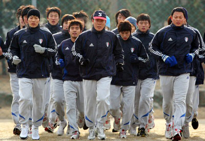 차범근 수원 삼성 감독이 8일 수원 삼성블루윙즈 클럽하우스에서 열린 동계훈련에서 선수들과 함께 러닝을 하며 몸을 풀고 있다. 