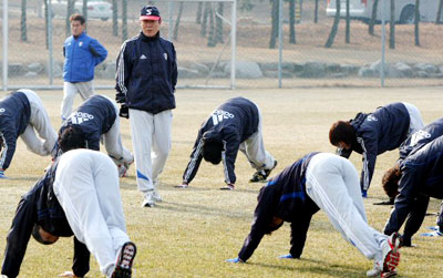 차범근 수원 삼성 감독이 8일 수원 삼성블루윙즈 클럽하우스에서 열린 동계훈련에서 선수들의 스트레칭 모습을 지켜보고 있다. 