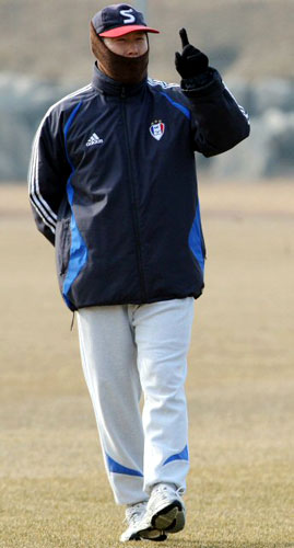 차범근 수원 삼성 감독이 8일 수원 삼성블루윙즈 클럽하우스에서 열린 동계훈련에서 선수들의 훈련 모습을 지켜보고 있다. 