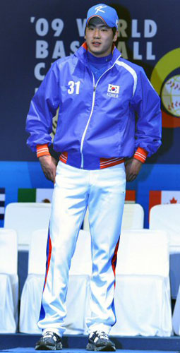 8일 오후 중구 장충동 신라호텔에서 열린 제2회 월드베이스볼클래식(WBC) 대표팀 출정식 및 유니폼 발표회에서 김광현이 포즈를 취하고 있다. 