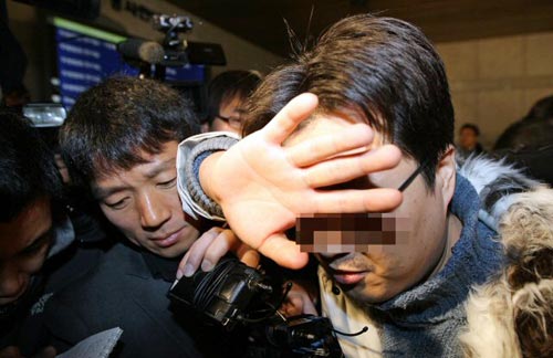 검찰이 인터넷 논객 '미네르바'로 지목한 박모씨가 10일 오전 서울 서초동 서울중앙지법에서 영장실질심사를 받은 뒤 법원을 나서며 취재진의 질문 세례를 받고 있다. 