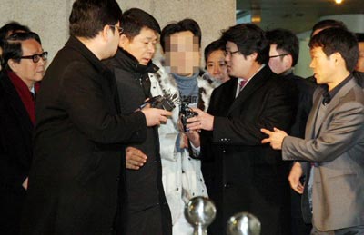 검찰이 인터넷 논객 '미네르바'로 지목한 박모씨가 10일 오전 서울 서초동 서울중앙지법에서 열린 영장실질심사를 받기 위해 법정으로 들어가고 있다. 
