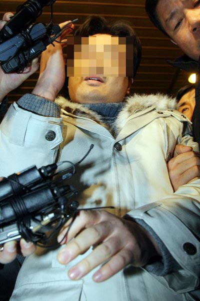 검찰이 인터넷 논객 '미네르바'로 지목한 박모씨가 10일 오전 서울 서초동 서울중앙지법에서 영장실질심사를 받은 뒤 법원을 나서며 취재진의 질문 세례를 받고 있다. 