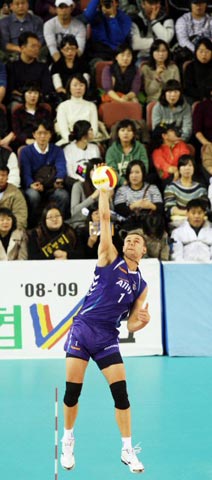 10일 오후 충남 천안 유관순체육관에서 열린 2008-2009 프로배구 현대캐피탈-삼성화재 경기에서 삼성화재 안젤코가 스파이크 서브를 시도하고 있다. 