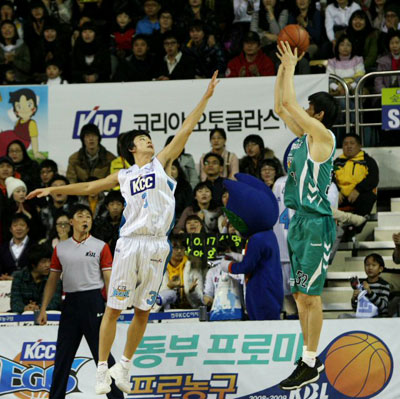 11일 전주실내체육관에서 열린 프로농구 전주 KCC와 원주 동부 경기에서 동부 김주성(우측)이 KCC 강병현의 마크를 피해 점프슛을 시도하고 있다. 