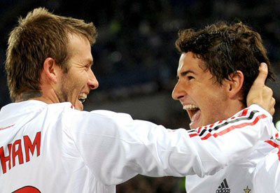 12일(한국시간) 이탈리아 로마 올림픽 스타디움에서 열린 세리에A AC밀란과 AS로마의 경기에서 득점을 기록한 AC밀란의 알렉산드레 다 실바 파토가 데이비드 베컴과 함께 기뻐하고 있다. 