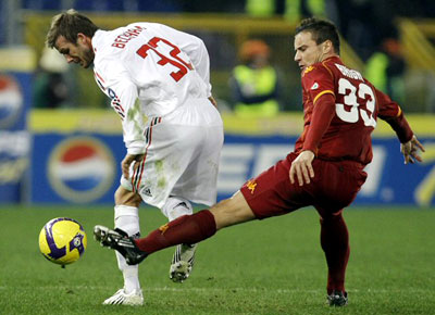 12일(한국시간) 이탈리아 로마 올림픽 스타디움에서 열린 세리에A AC밀란과 AS로마의 경기에서 AC밀란의 축구스타 데이비드 베컴(왼쪽)이 AS로마의 미드필더 마테오 브리기와 공을 다투고 있다. 