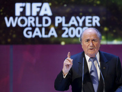 13일(한국시간) 새벽 스위스 취리히 오페라하우스에서 진행된 ‘FIFA 월드플레이어 갈라 2008’에서 블래터 FIFA 회장이 연설을 하고 있다. 